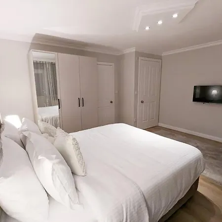 Chic & Large 3-bedroom Flat In Sisli *